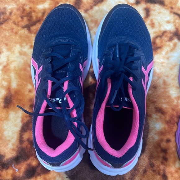 Two pairs of running shoes size 7 ASICS and Mizuno - Picture 4 of 9